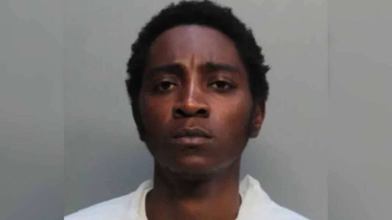 Filman a mujer momentos antes morir; trató de detener a auto colgada del cofre