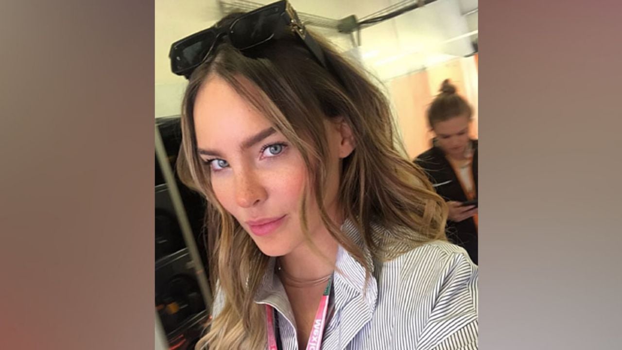 FOTO: El ‘fogoso’ beso en la boca entre Belinda y su compañera de musical