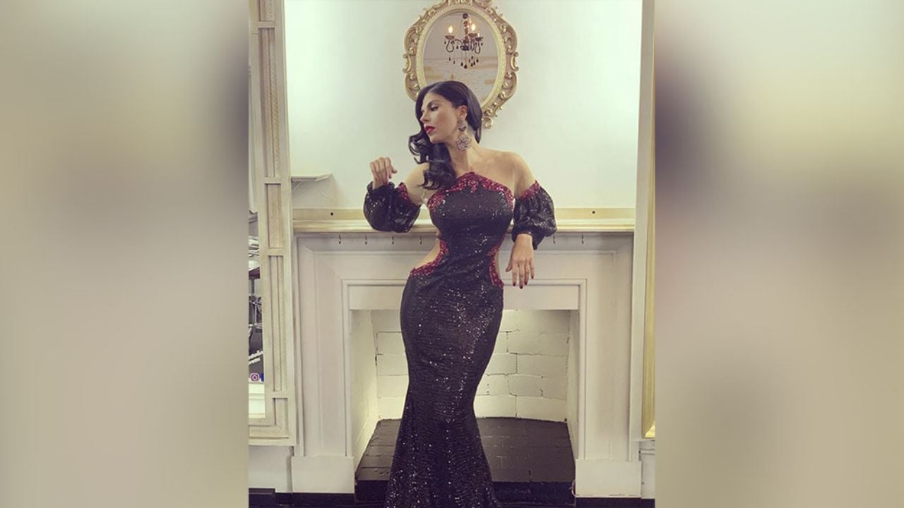 África Zavala presume sus enormes curvas en imponente vestido