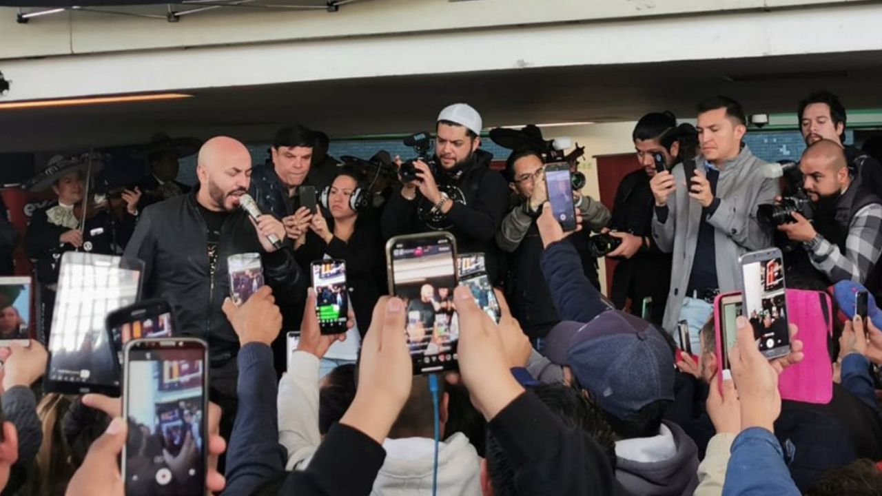 Lupillo Rivera sorprende a usuarios del Metro de la CDMX con inesperado show
