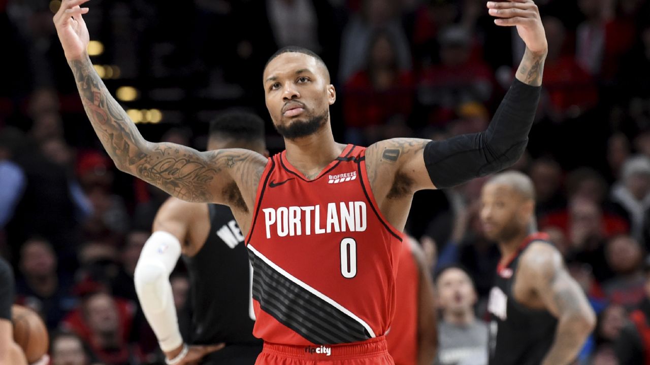 Triple doble de Lillard en victoria de Blazers sobre Rockets