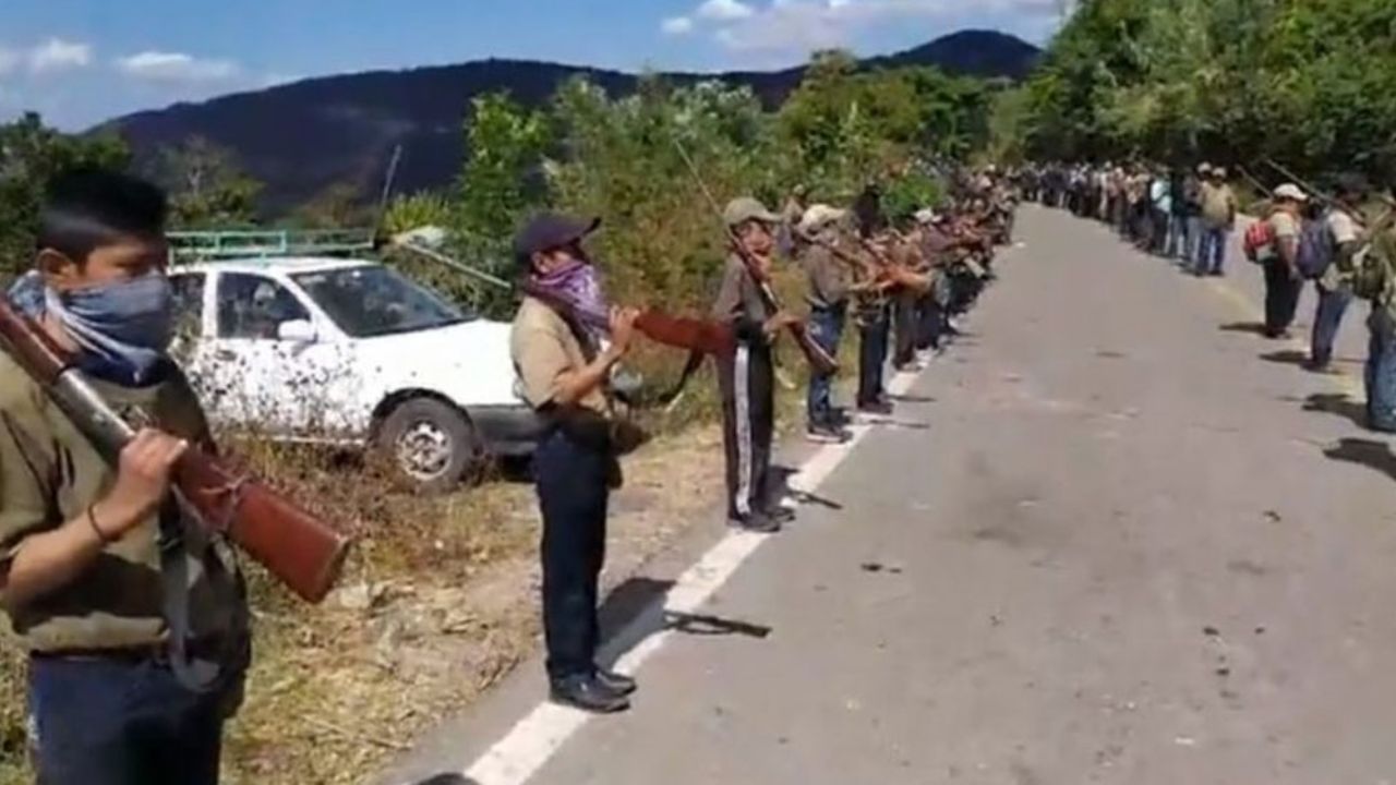 (VIDEO) “No hay resguardo”: Niños armados de Guerrero siguen sin clases