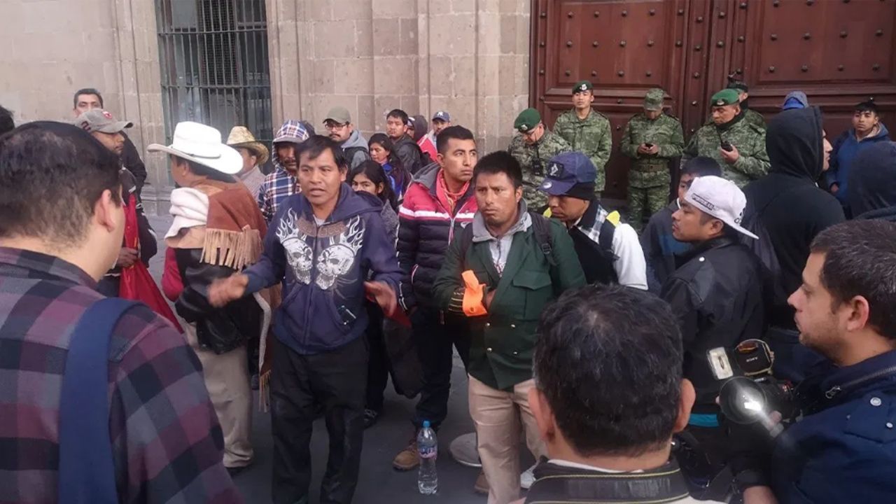 Protestantes exigen la liberación de presos políticos en Palacio Nacional