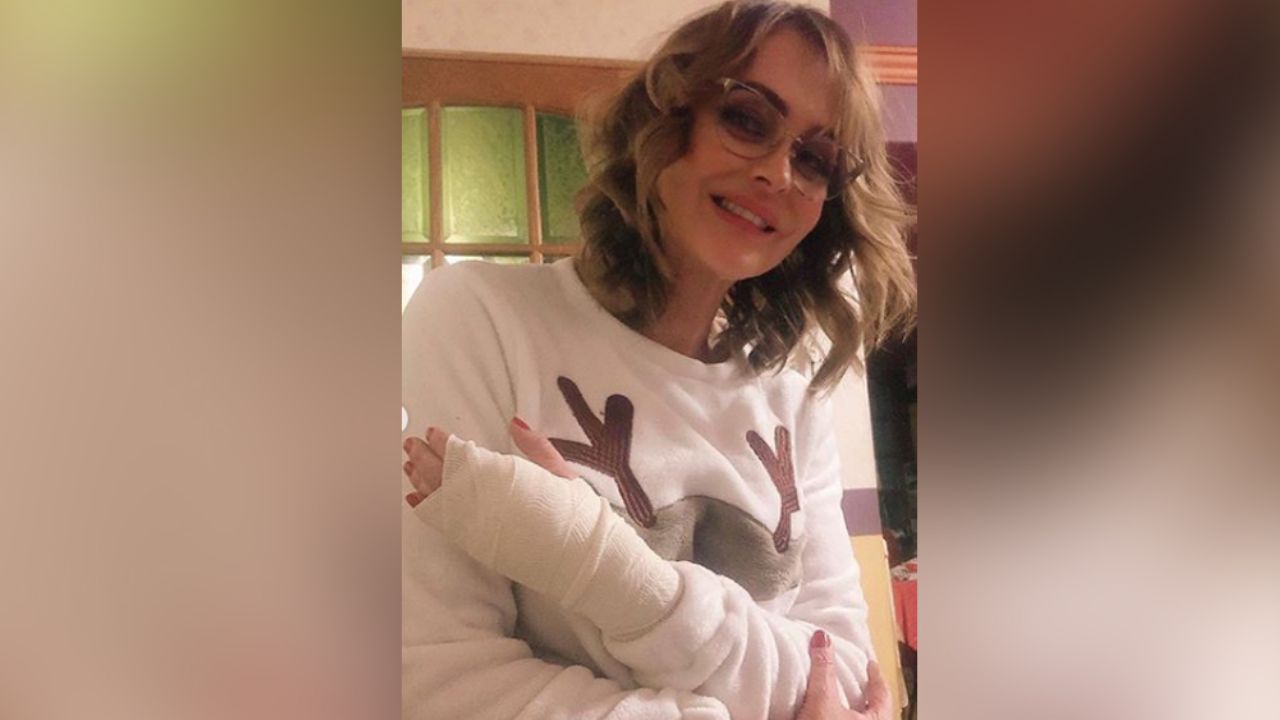 Famosa actriz se lastima el brazo al ‘explotar’ y destrozar set en vivo