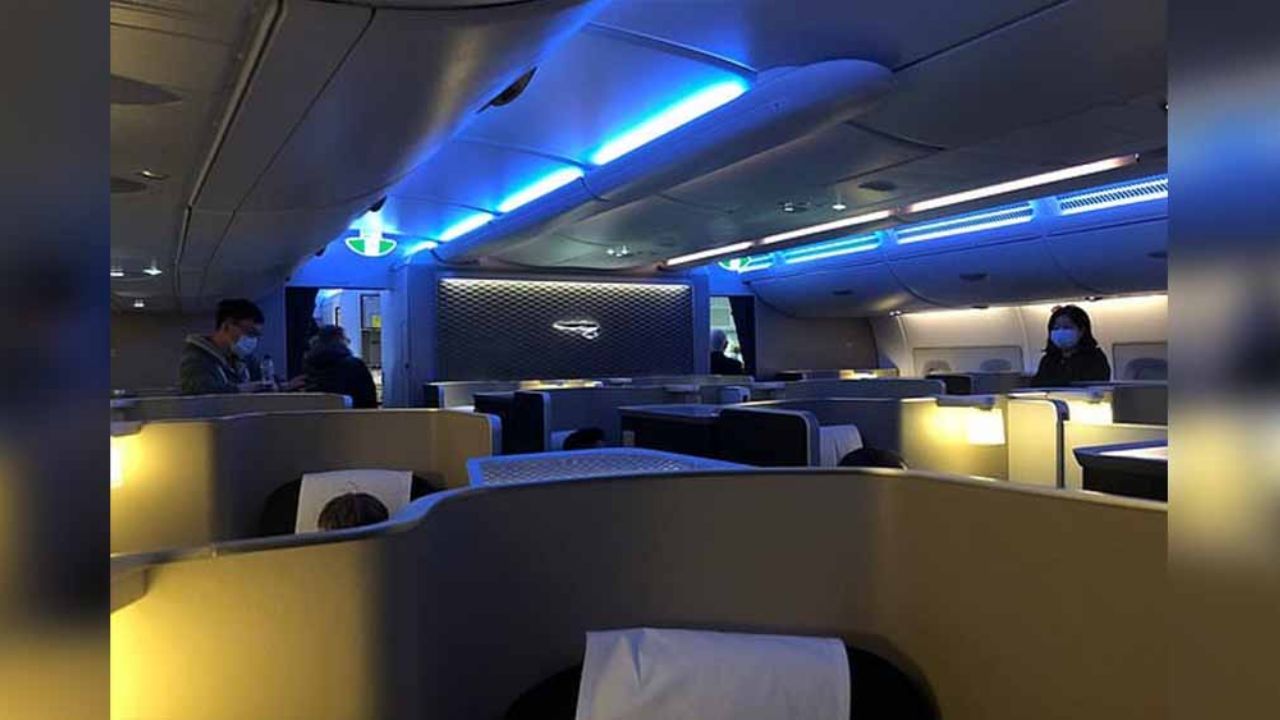 Coronavirus: Pasajeros viven pánico al ser retenidos en avión por temor a casos