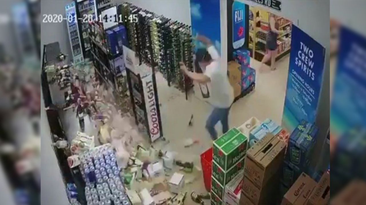 VIDEO: Valiente hombre intenta salvar estante de cerveza sacudido por sismo