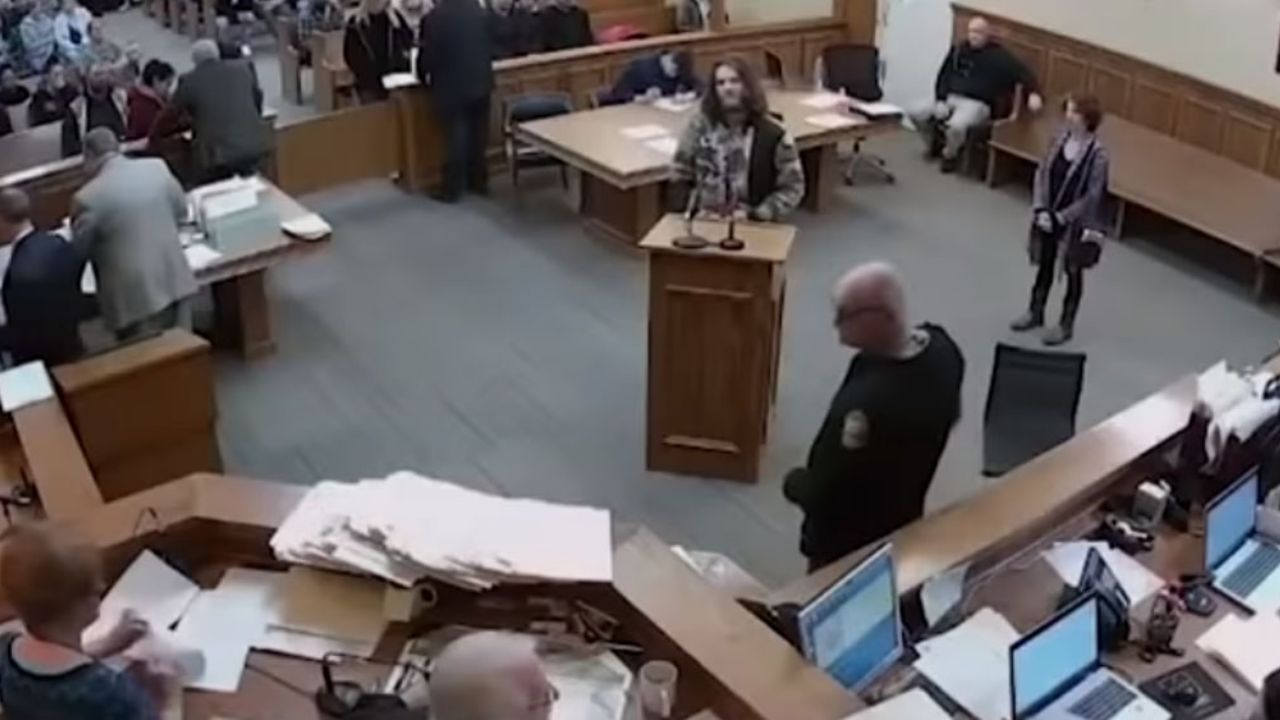 Hombre acusado por posesión de drogas fuma marihuana durante su juicio