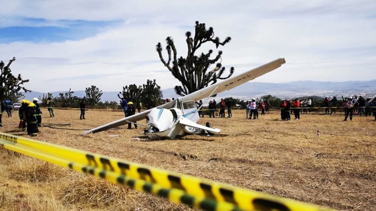 Aparatoso desplome de avioneta en Hidalgo; tripulantes logran sobrevivir