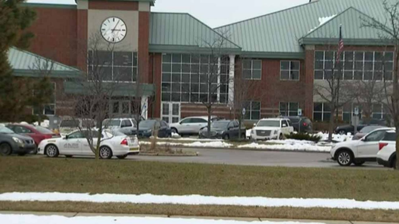 Maestro abusa sexualmente de alumna en salón, avión y más sitios por meses