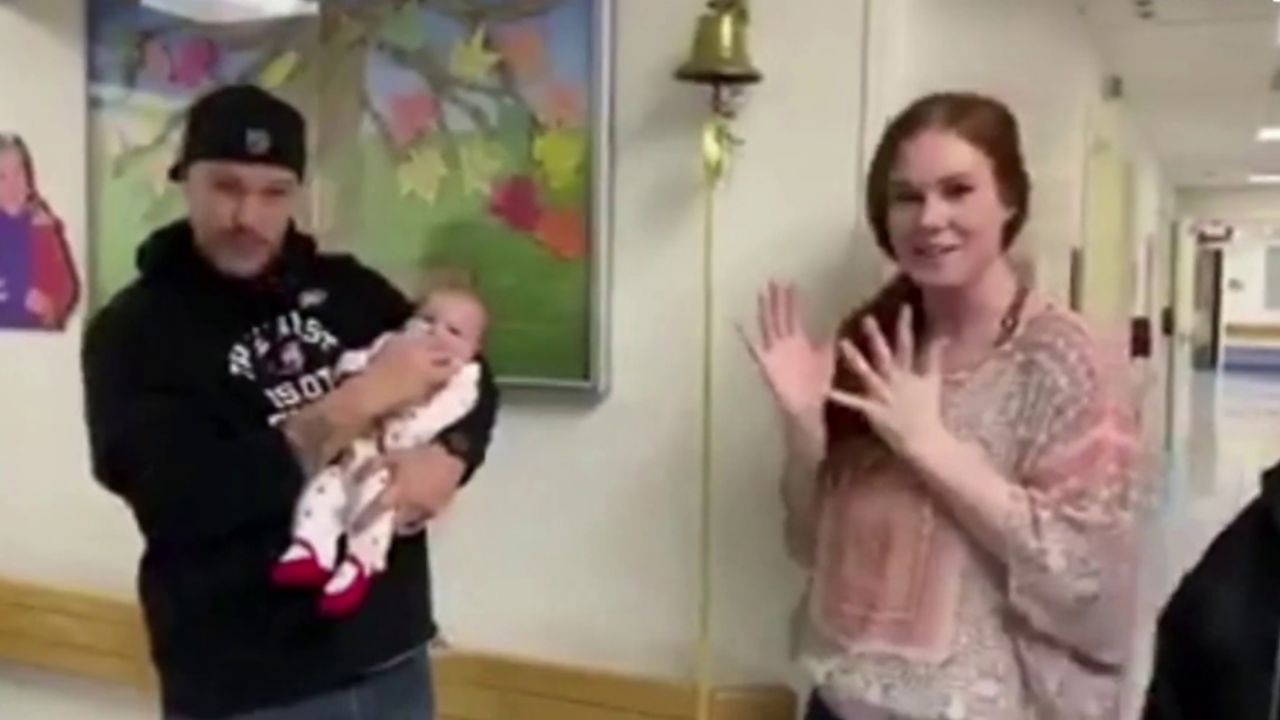 VIDEO: Bebé de 4 meses toca la campana al vencer cáncer cerebral