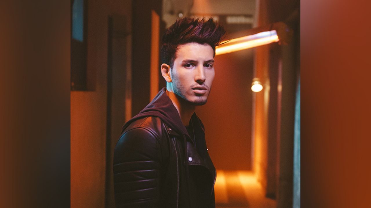 Fans ‘devoran’ a Sebastián Yatra por “sexualizar a menores” en video musical