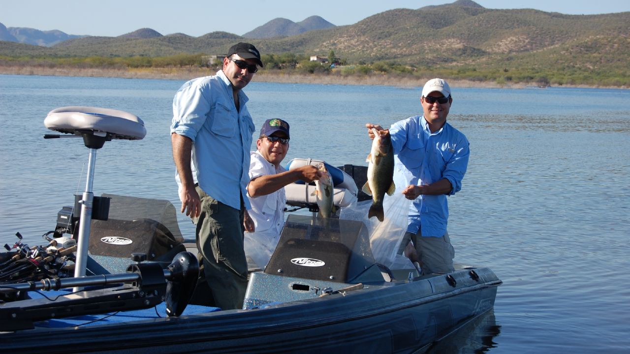 Salen en busca de la lobina más pesada en el Torneo Internacional de Pesca