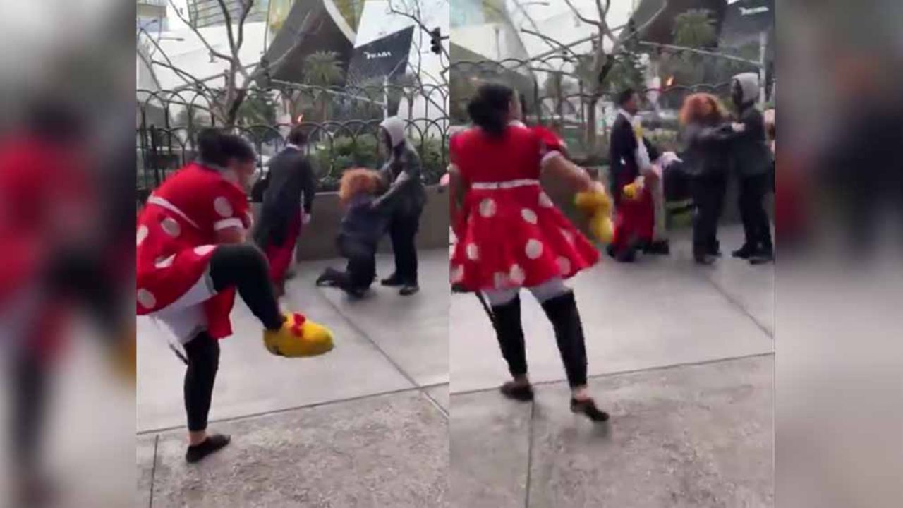VIDEO: ‘Minnie Mouse’ y guardia de seguridad se agarran a golpes en calle
