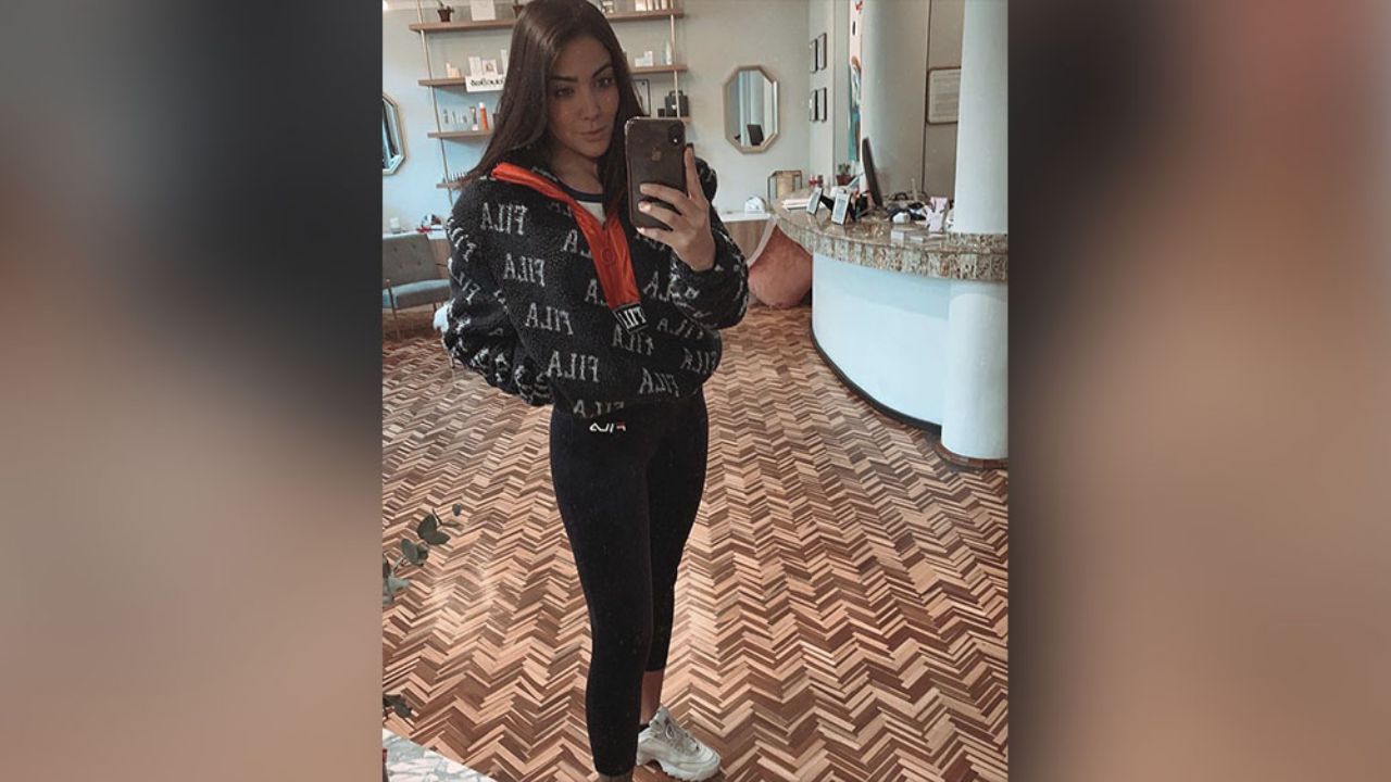 ¡Qué calor! Érika Fernández roba suspiros acostada en diminuto bikini