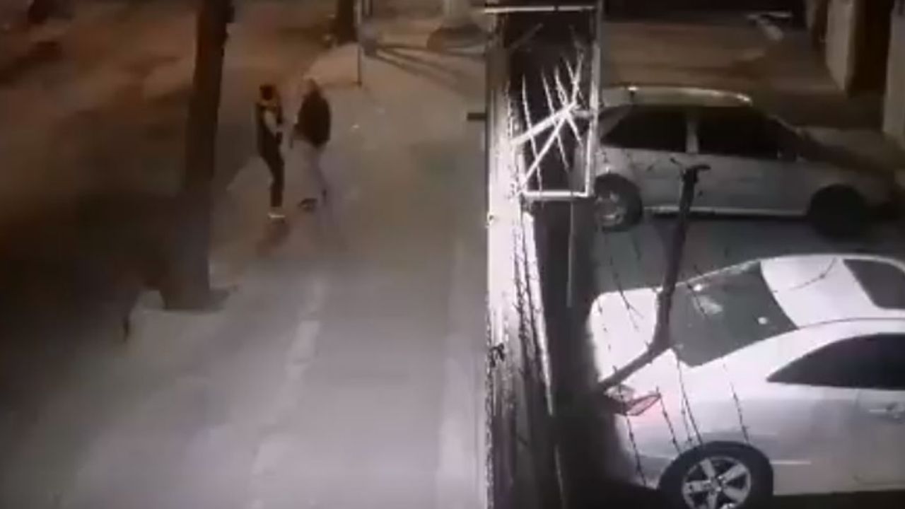 VIDEO: A mano armada, asaltan a mujer a las afueras de su casa en CDMX