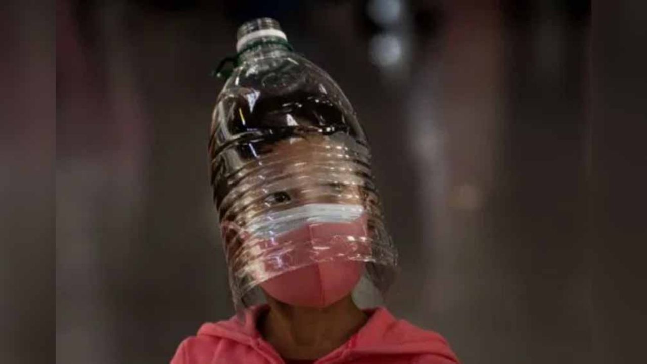 Coronavirus: Sin máscaras, personas se protegen con toallas sanitarias y frutas