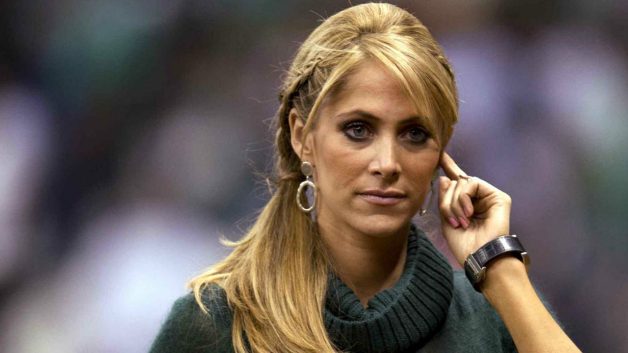 Escultural figura de Inés Sainz supera a conductoras de ‘VLA’ en sección de yoga