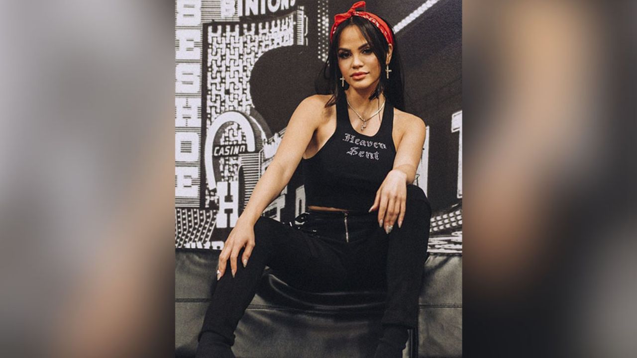 Natti Natasha deja ver su delantera al quedar en paños menores