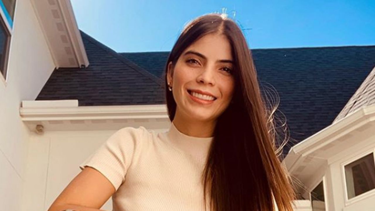 VIDEO: Esmeralda Ugalde, hermana de Ana Bárbara, presume sus cuadritos