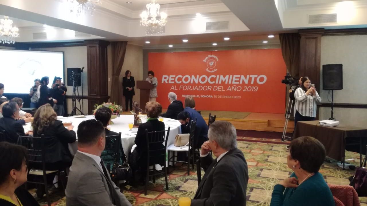 Marcela Fernández de Gándara recibe reconocimiento de “Forjador del Año”