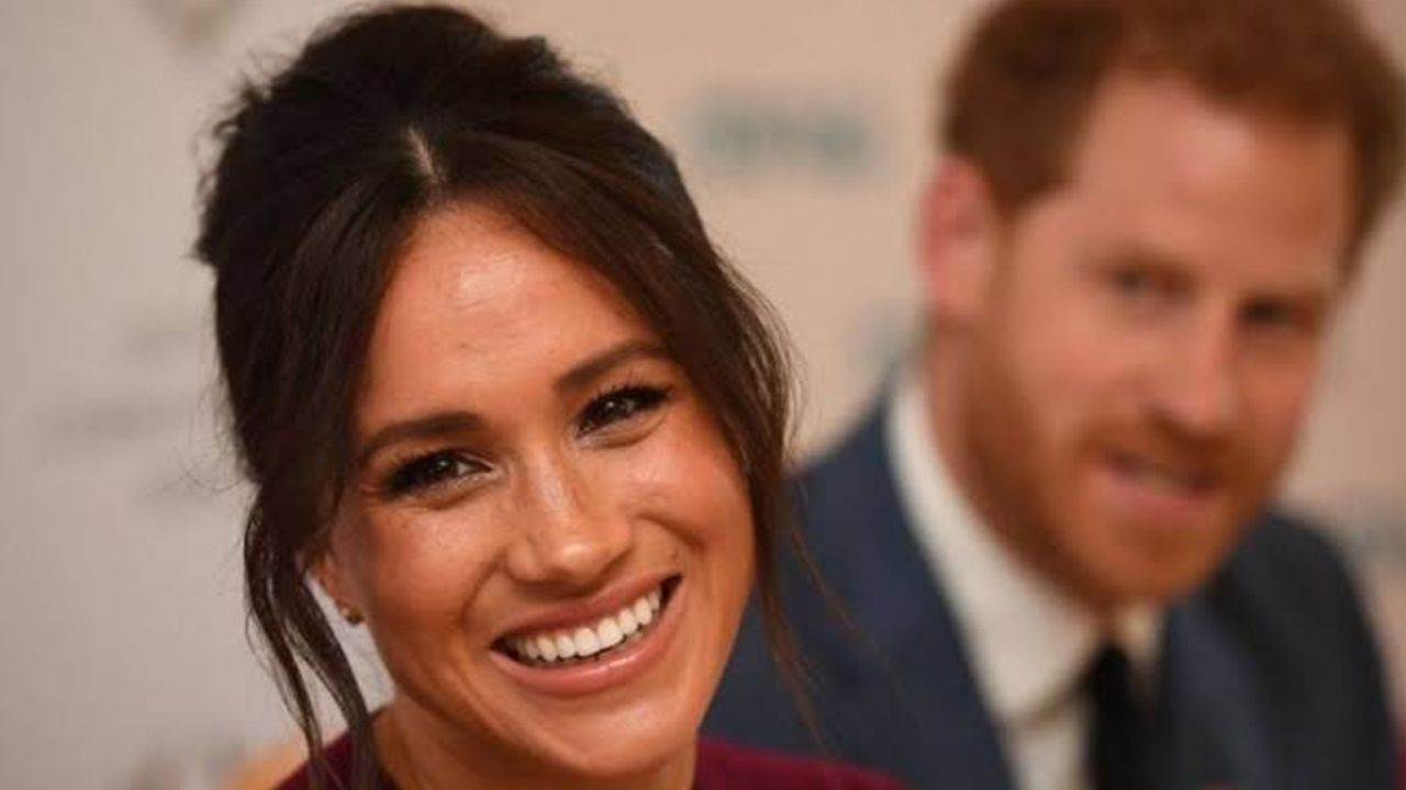 ¡Tiembla Reina Isabel II! Encuentran a mujer idéntica a Meghan Markle