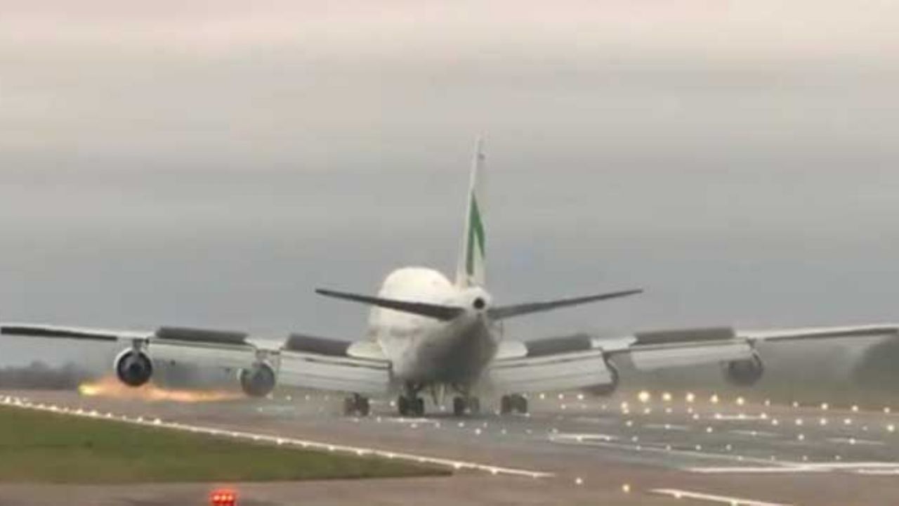 Inglaterra recibe vuelo con británicos evacuados de Wuhan por coronavirus