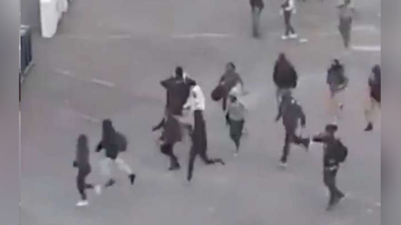 VIDEO: Con violencia, encapuchados toman las instalaciones de la Prepa 1