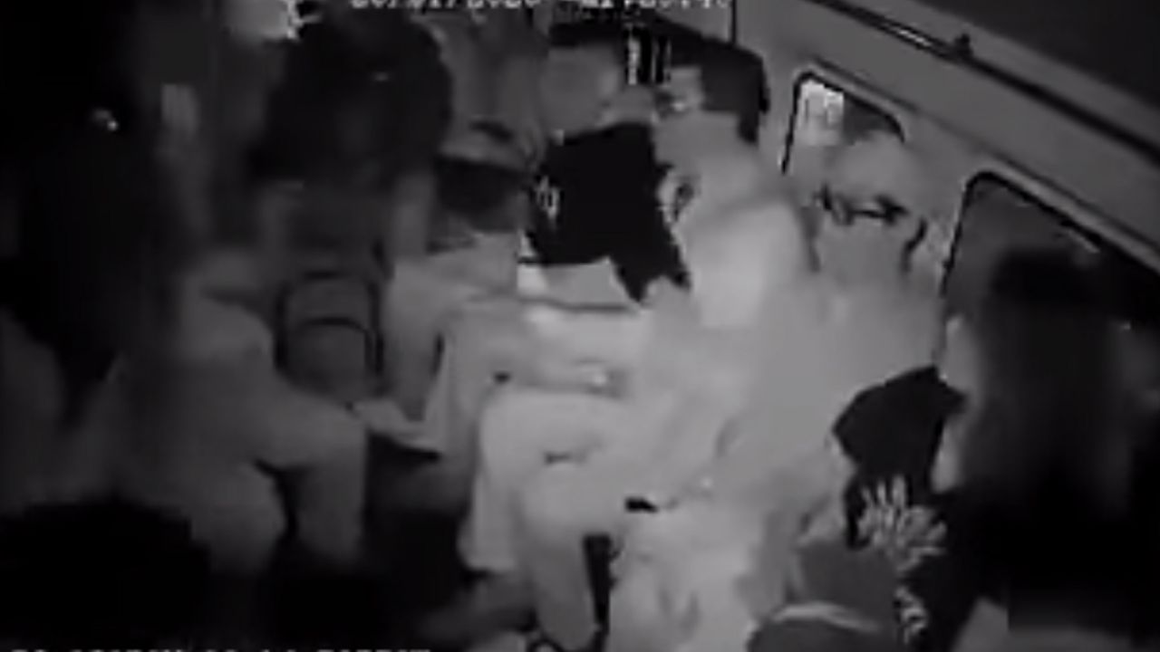 (VIDEO) “Dame el celular chido”: Sujetos armados asaltan a pasajeros de combi