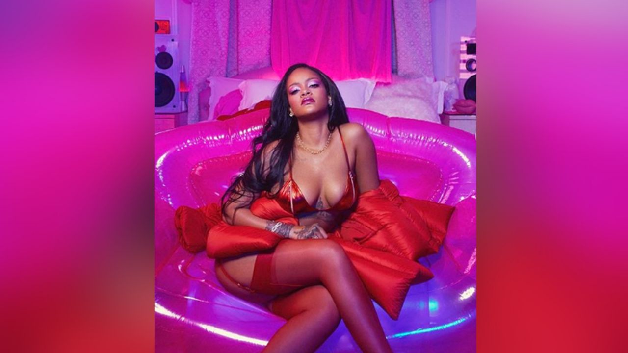 Con peluca y sexy lencería morada, Rihanna acalora a sus fans