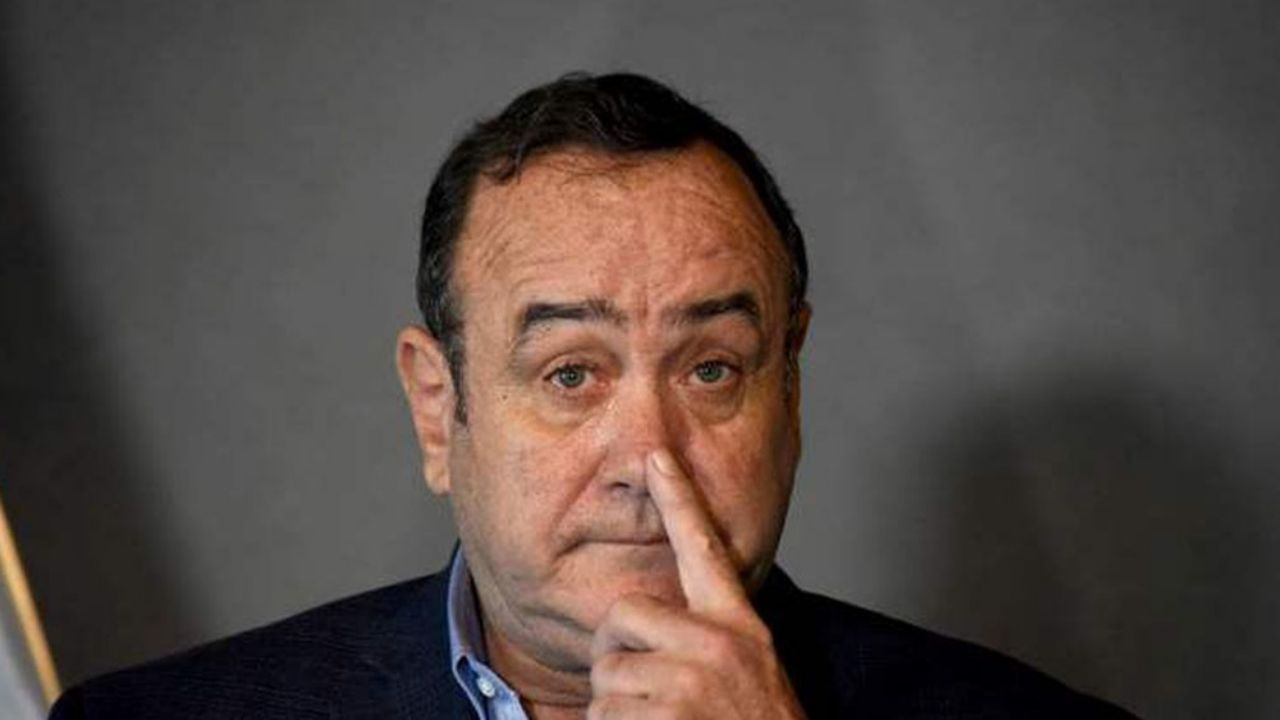 Ante la prensa, el presidente electo de Guatemala asegura que quieren matarlo