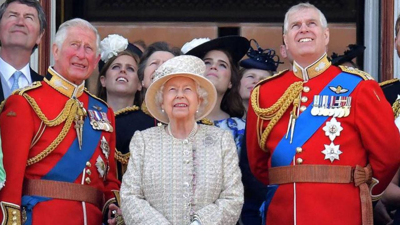 Más problemas: Reina Isabel II convoca reunión de emergencia con Carlos