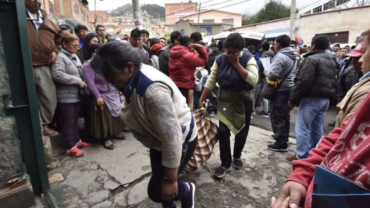 Tragedia en Bolivia: Van 15 muertos al caer autobús con cocaleros por barranco