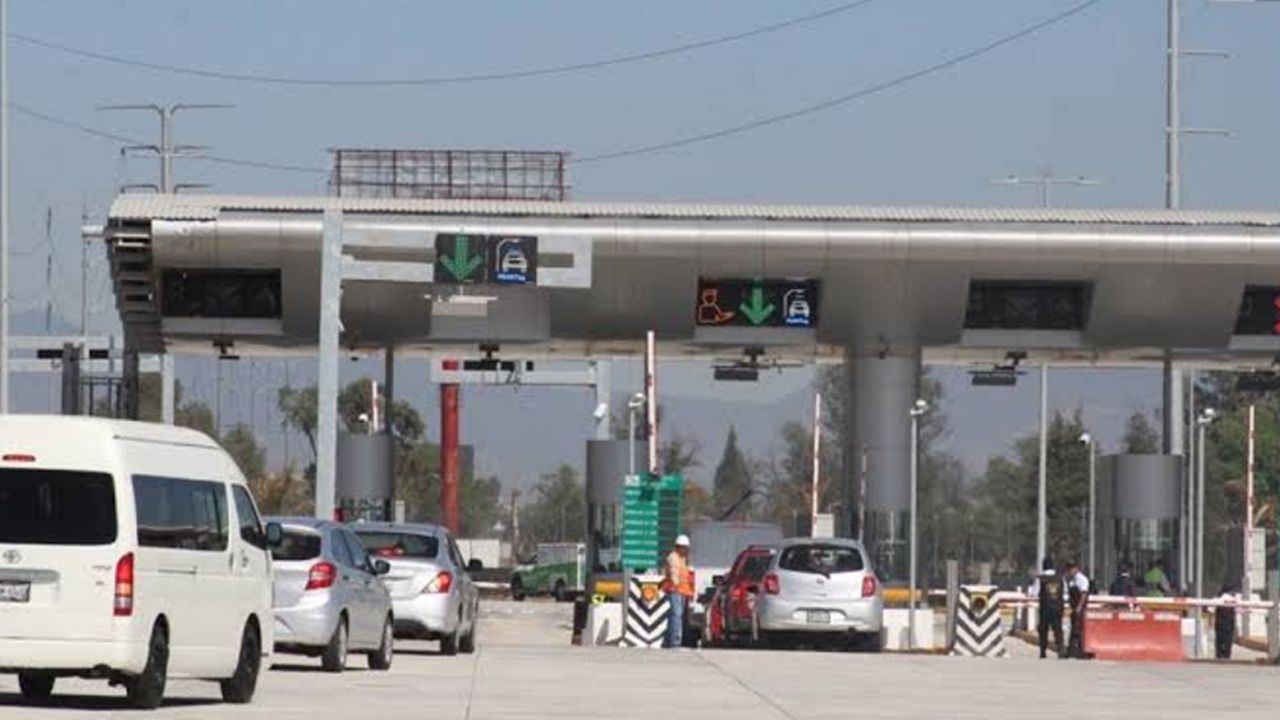 Normalistas de Ayotzinapa toman casetas y piden 50 pesos para pasar