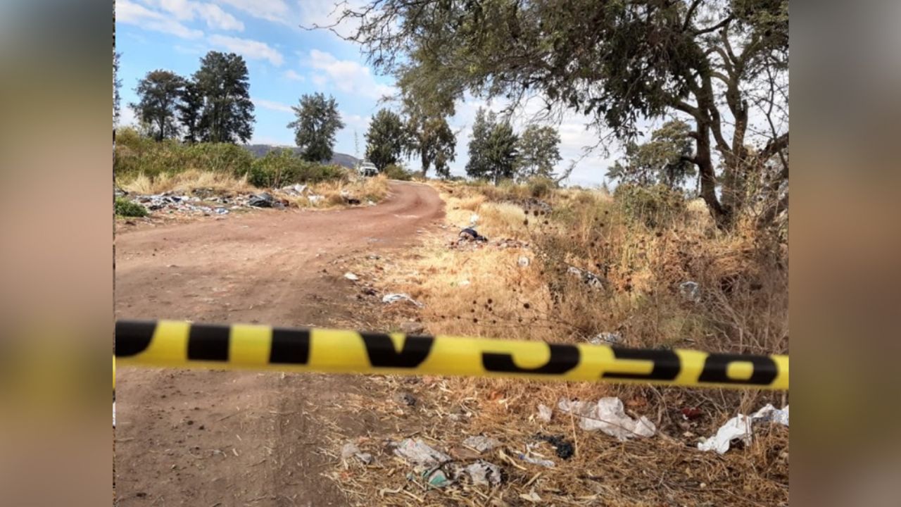 Agentes encuentran cadáver encintado, torturado y con un GPS en el estómago