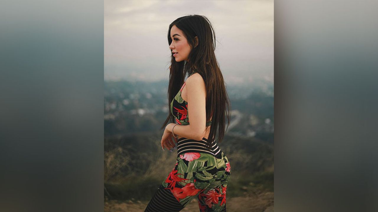 En la inmediaciones del estadio, Caeli exhibe sus piernas en apretado short