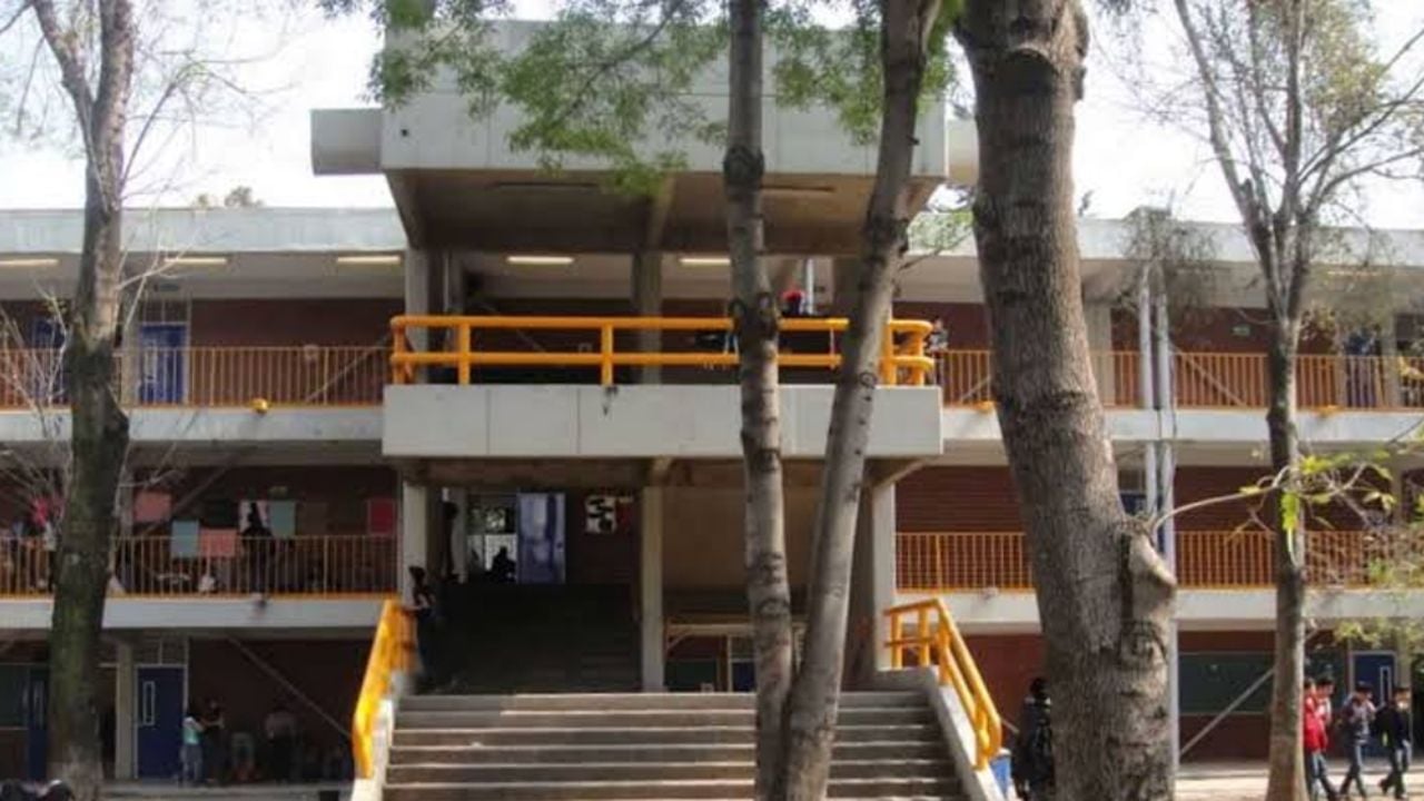 Alumnos de la Prepa 5 son desalojados por supuesta amenaza de bomba