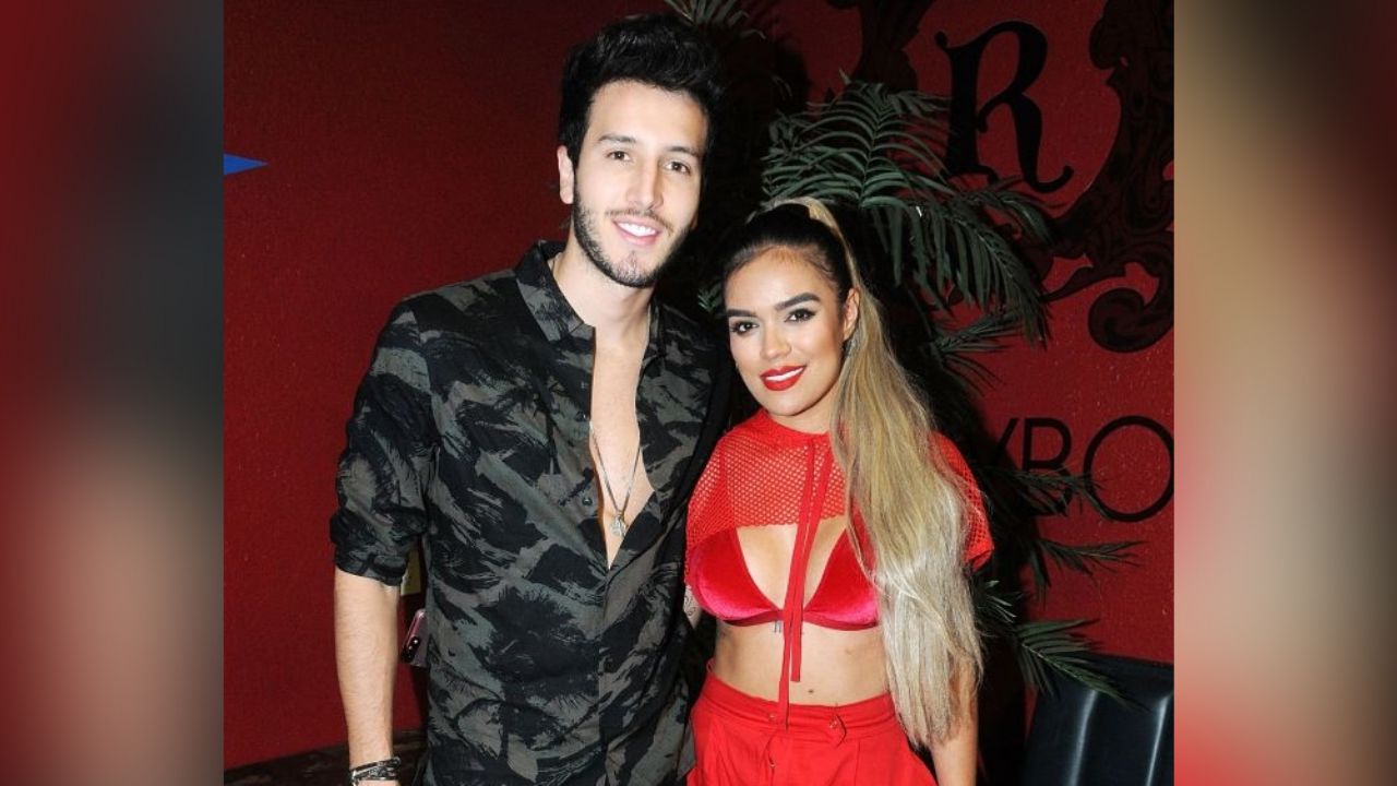 Sin previo aviso, Sebastián Yatra sorprende a Karol G con beso en la boca