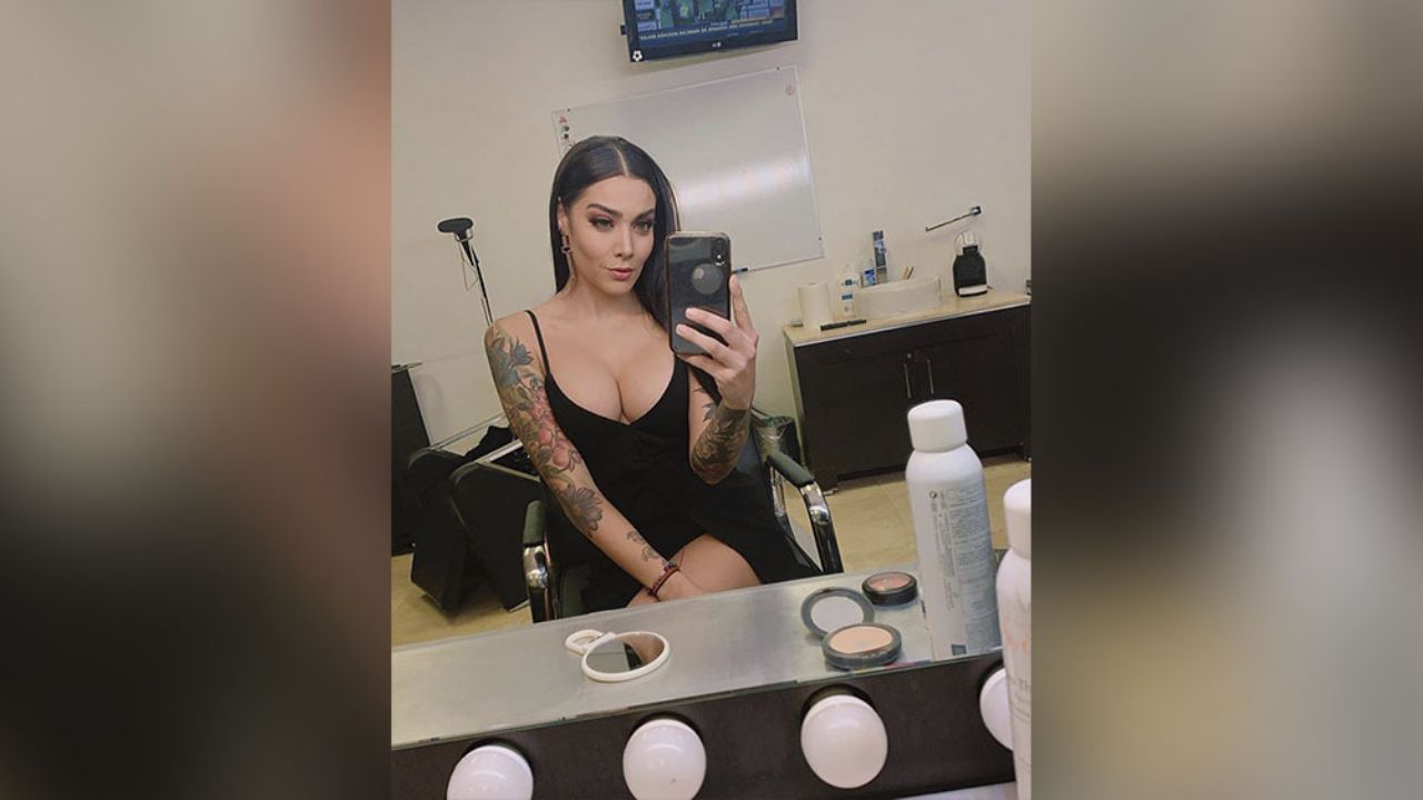 Sin sostén, Érika Fernández acuesta en la arena su retaguardia