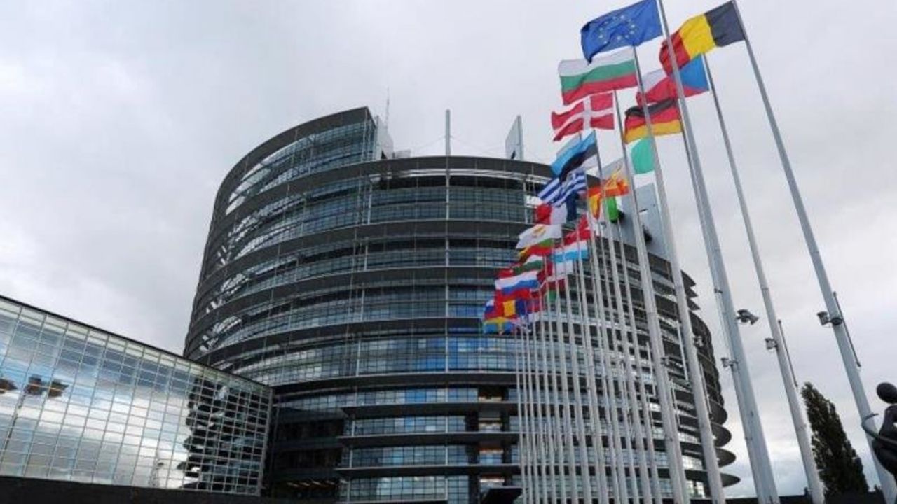 VIDEO: Unión Europea retira bandera del Reino Unido de sus instituciones