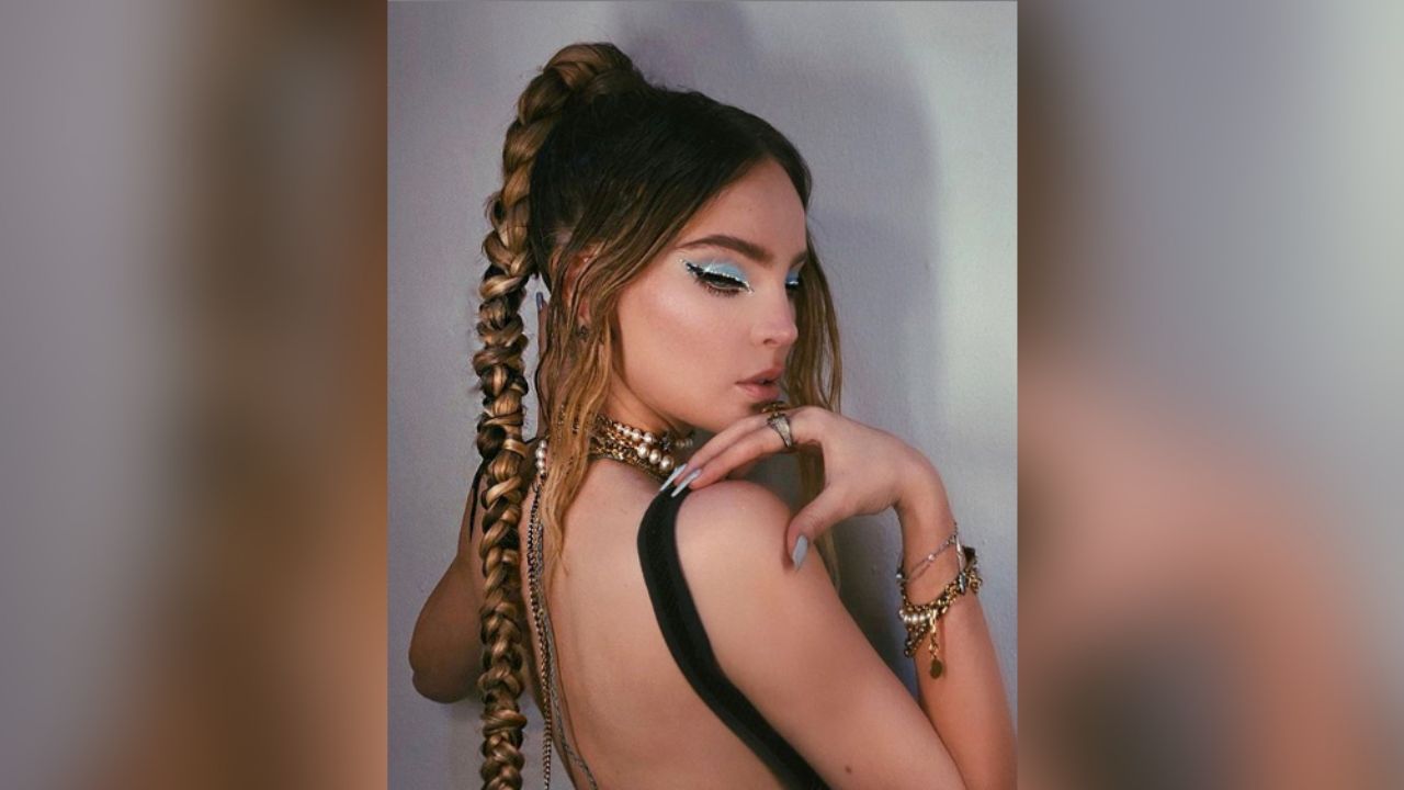 “Ahora seré María”: Belinda se maquilla como asiática y enseña su delantera