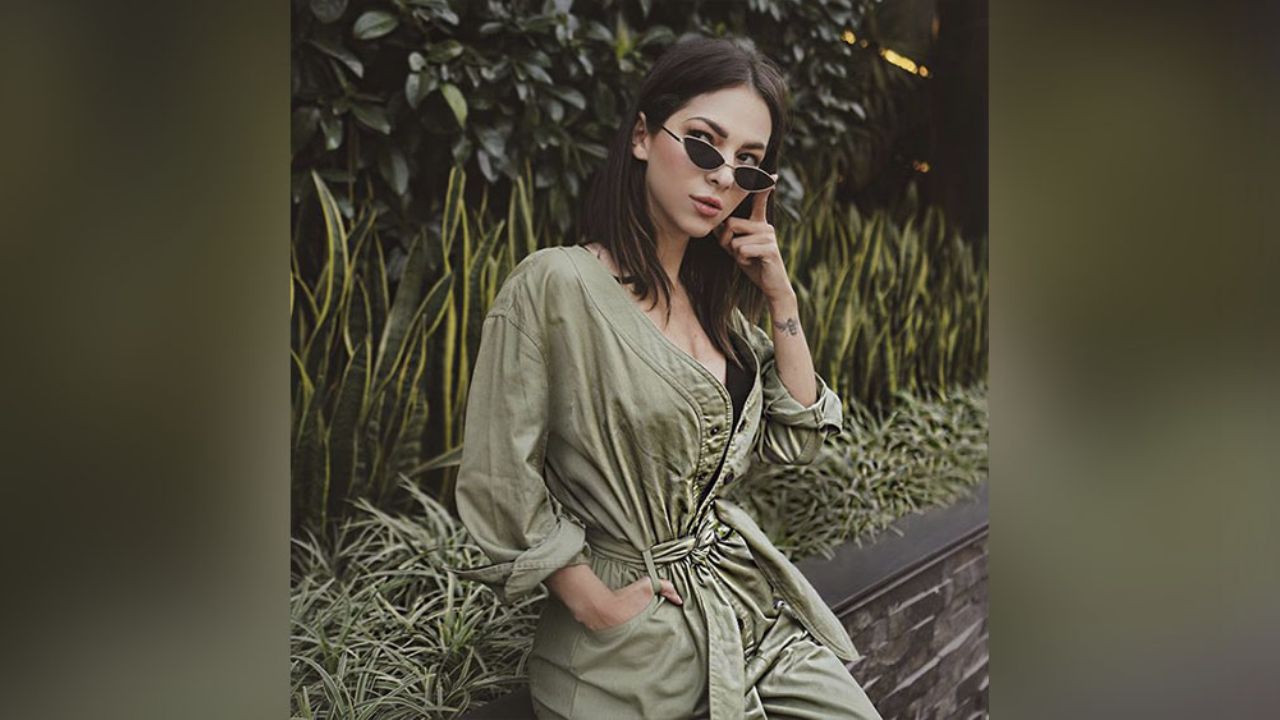 “Perfección pura”: Sobre el sofá, Paty Cantú posa con un imponente vestido