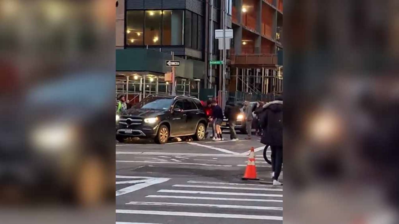 VIDEO: ¡Gran rescate! Peatones salvan a mujer al levantar auto que la arrolló
