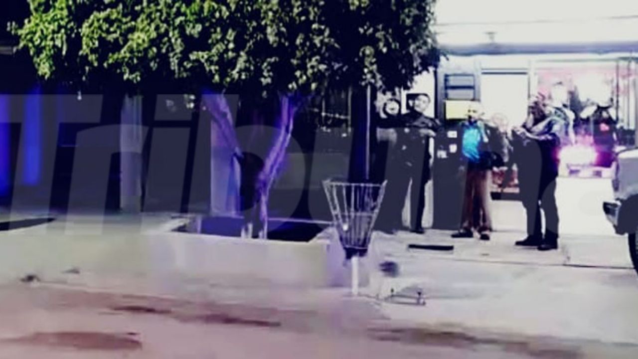 Gatilleros dejan herido a ciclista; familiares lo auxilian en un taxi