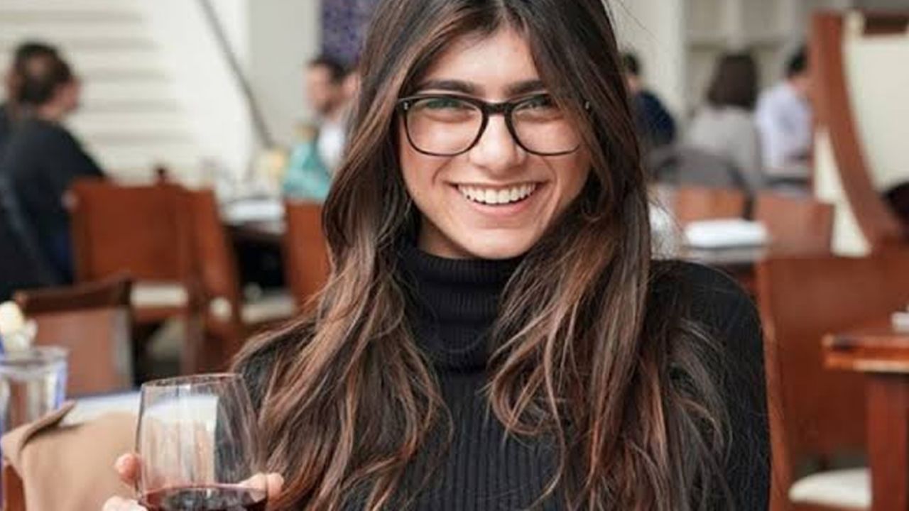 Mia Khalifa y una amiga encienden las redes al mostrar video de ejercicios