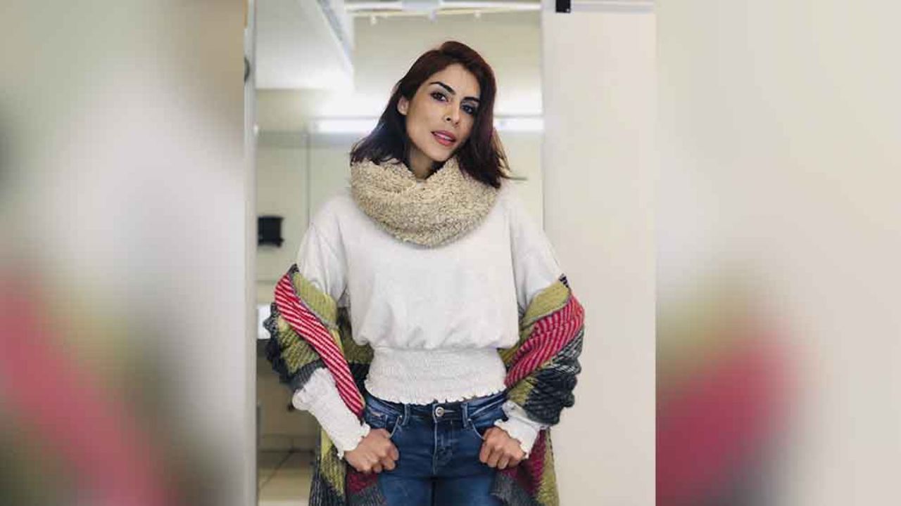 María León roba suspiros de fans al lucirse arriba del tubo