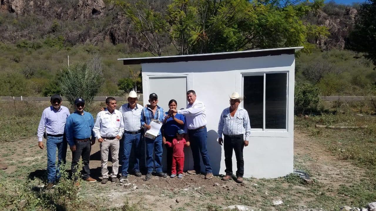 Familias de comunidades rurales de Álamos reciben viviendas de Coves