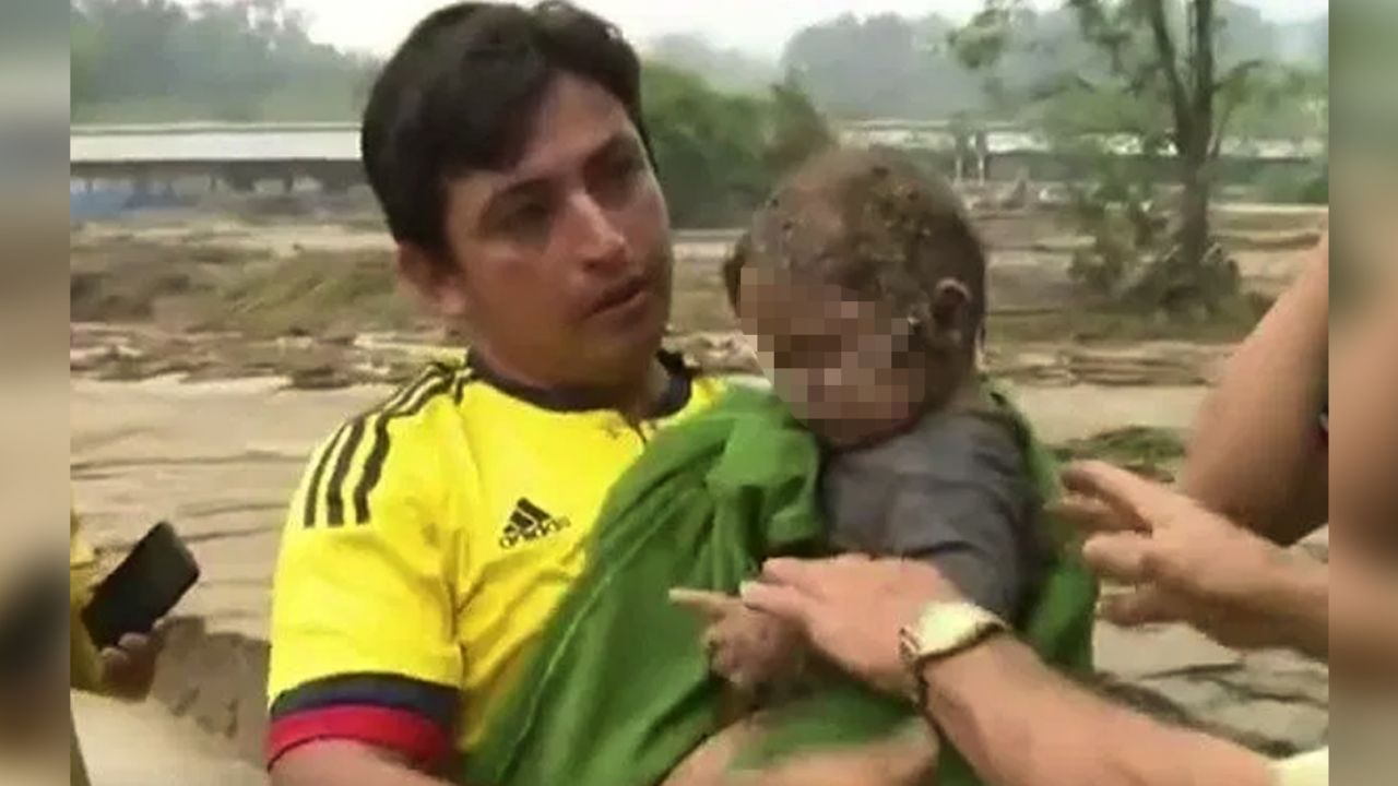 VIDEO: Bebé es rescatado tras horas enterrado por una avalancha de lodo