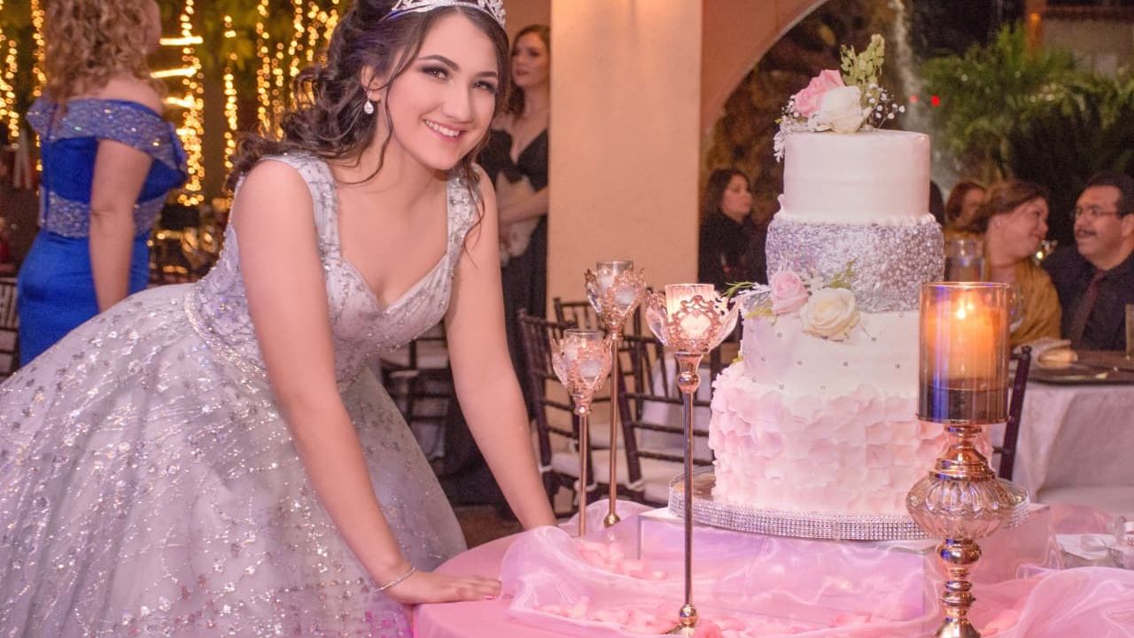 Linda Pamela Landeros Covarrubias celebra sus XV años de ensueño