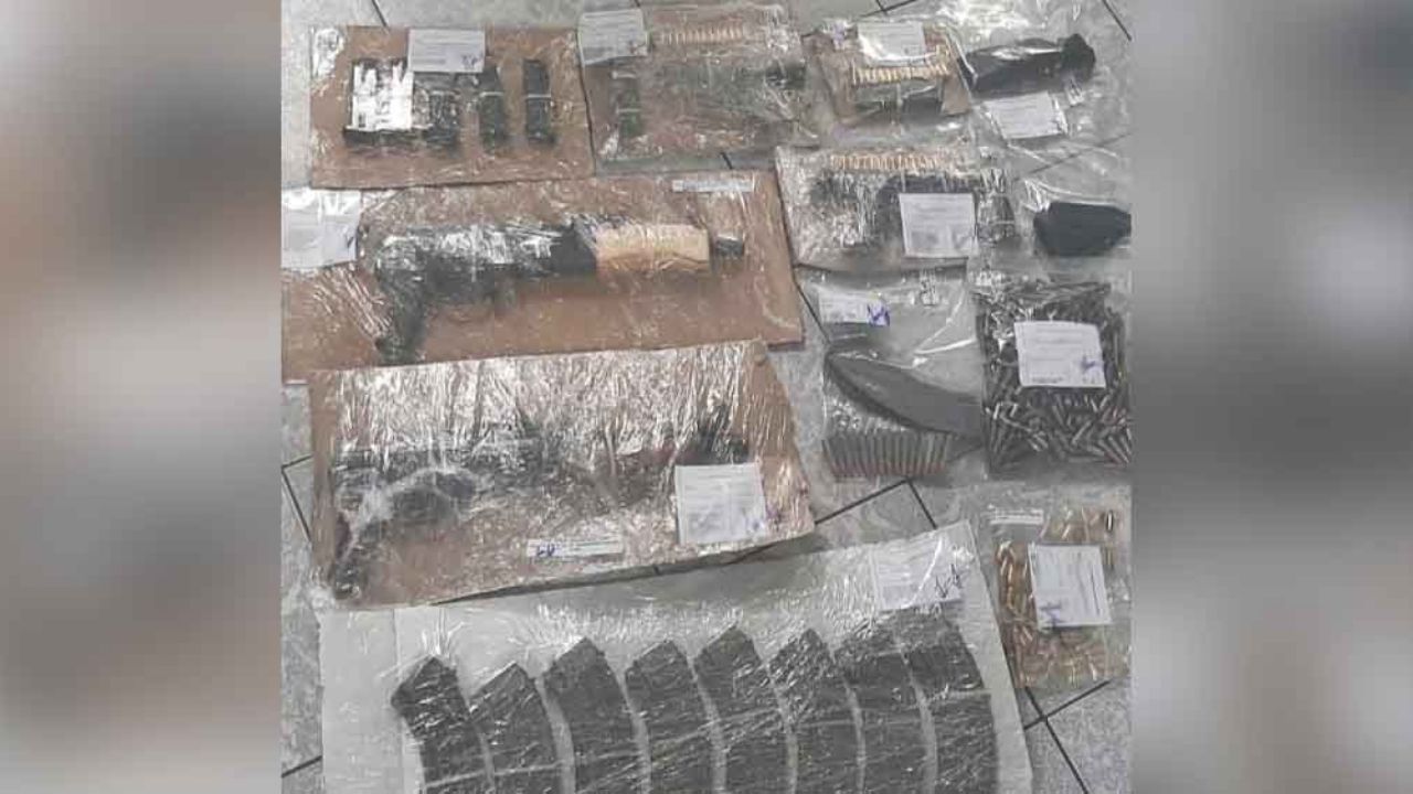 2 hombres son capturados por la PESP con un gran arsenal de armas