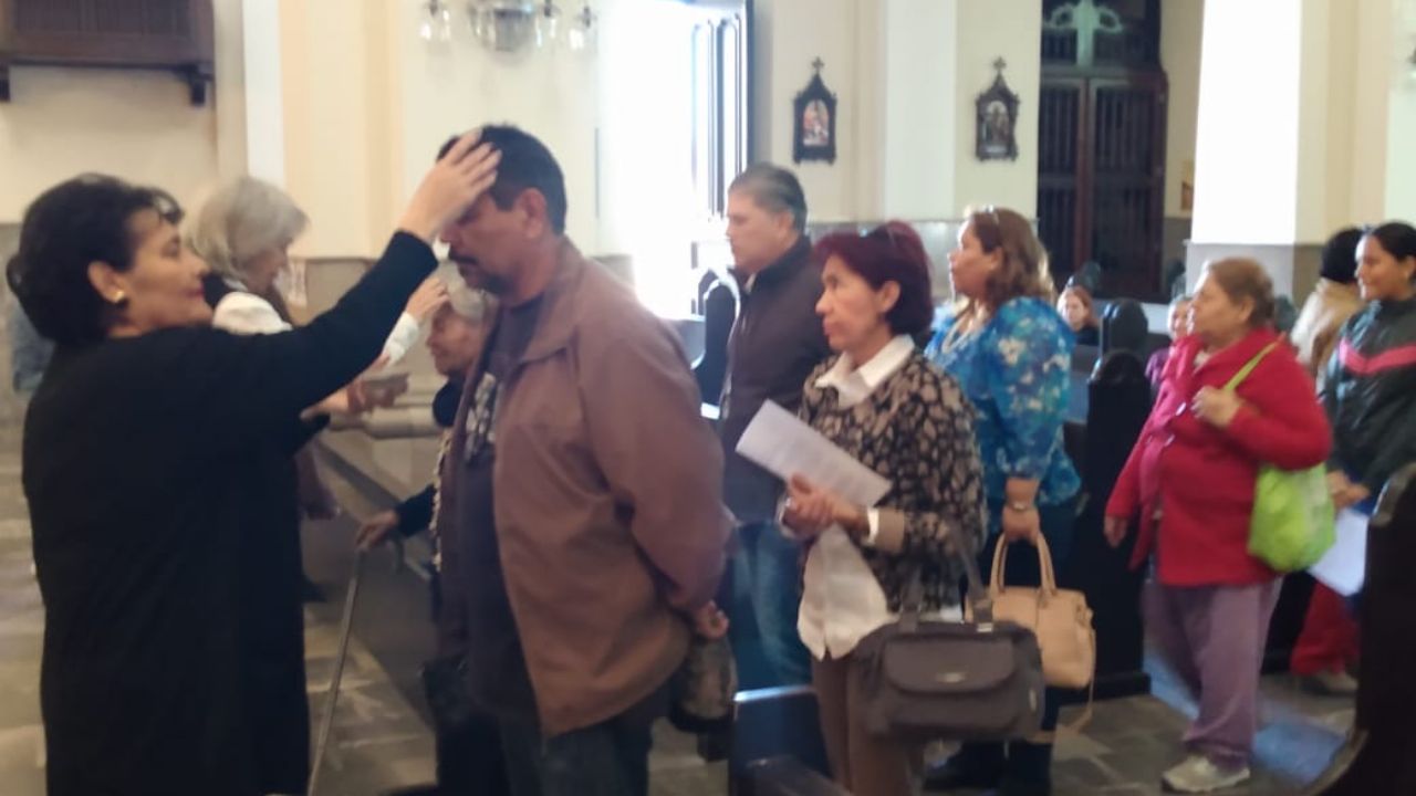 Feligreses acuden al Miércoles de Ceniza en templos de Hermosillo